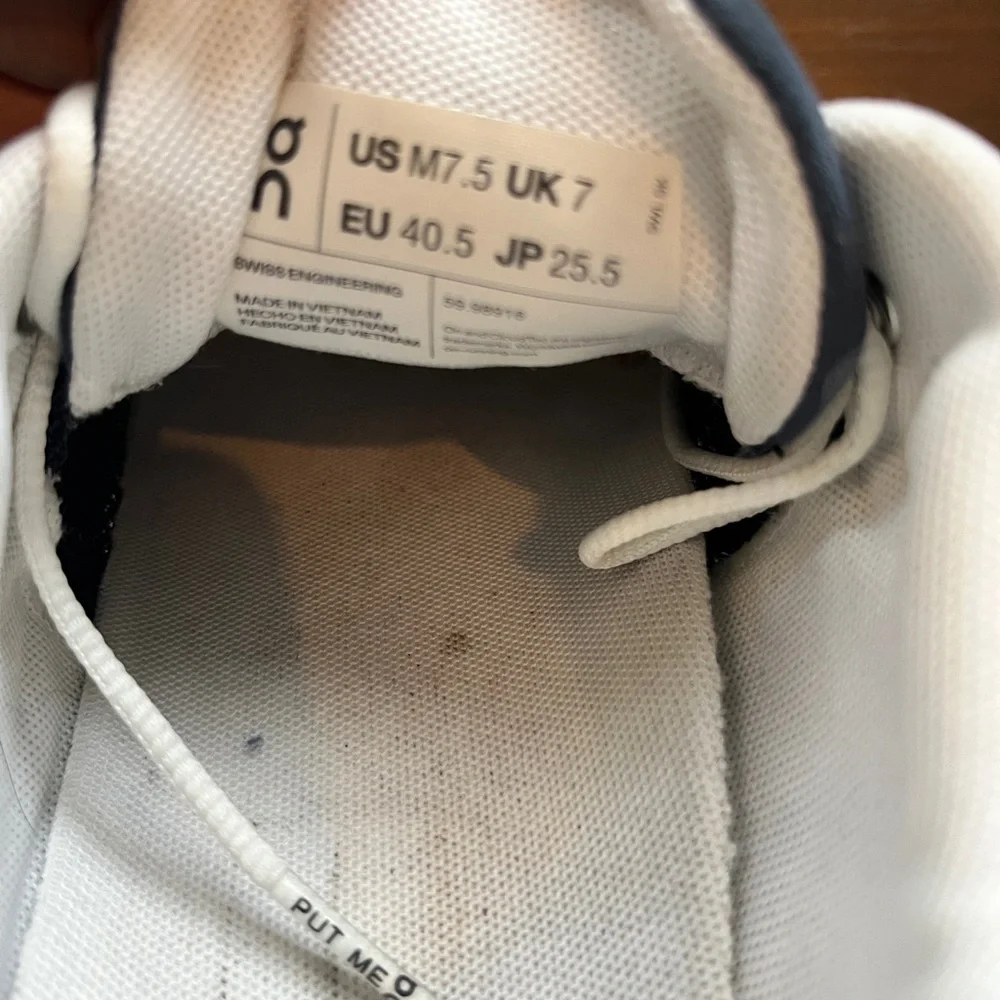 On Running breathable black
